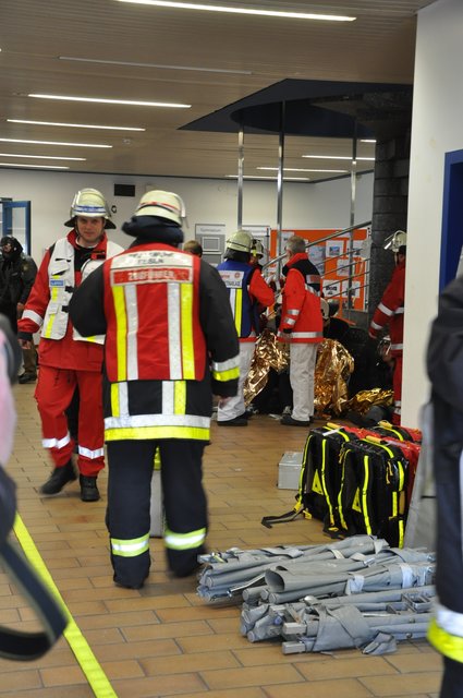 In der Eingangshalle werden 'Verletzte' versorgt.