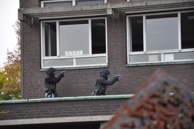 "Hilfe" haben die 'Schüler' auf Zettel geschrieben und an die Fenster geklebt.