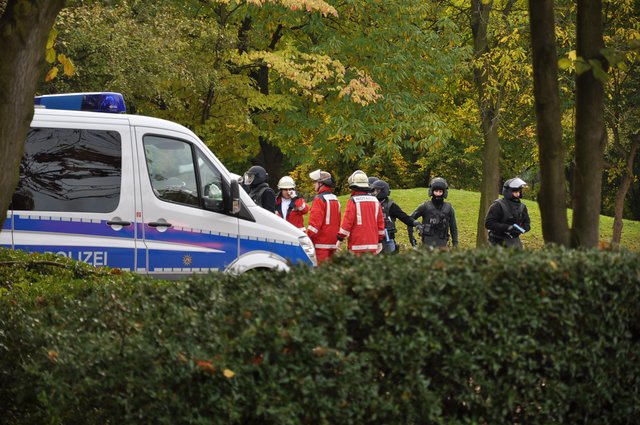 Hinter dem Schulgebäude beginnt die Übung.
