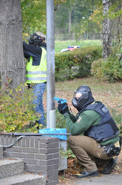 Beamte überwachen den Haupteingang des Gymnasiums.