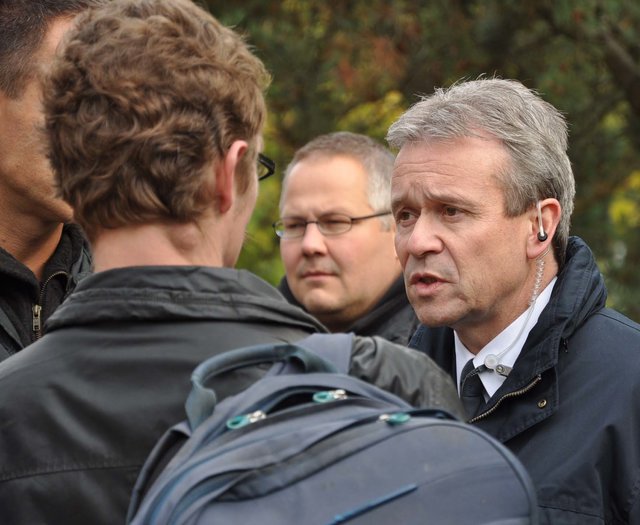 Feuerwehrchef Ulrich Bogdahn informiert sich vor Ort.