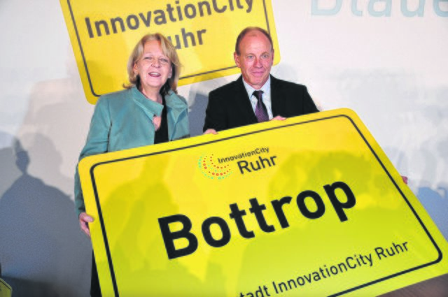 Hannelore Kraft gratulierte dem Bottroper Oberbürgermeister Bernd Tischler.