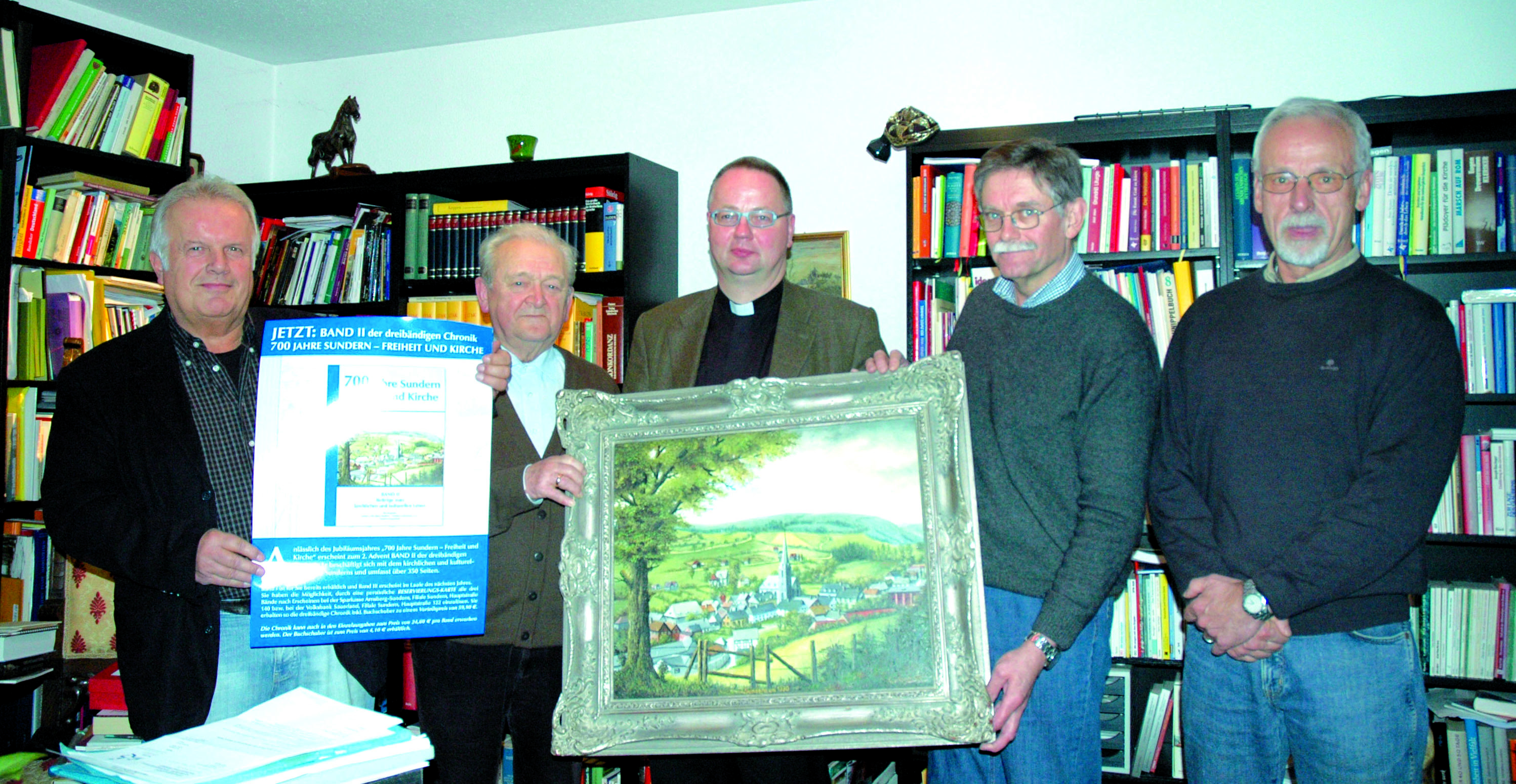 Investierten viel Zeit und Arbeit in die Chronik (v.l.): Berthold Schröder, Dr. Hubert Schmidt, Pfarrer Michael Schmitt, Antonius Schulte-Stracke und Werner Neuhaus.