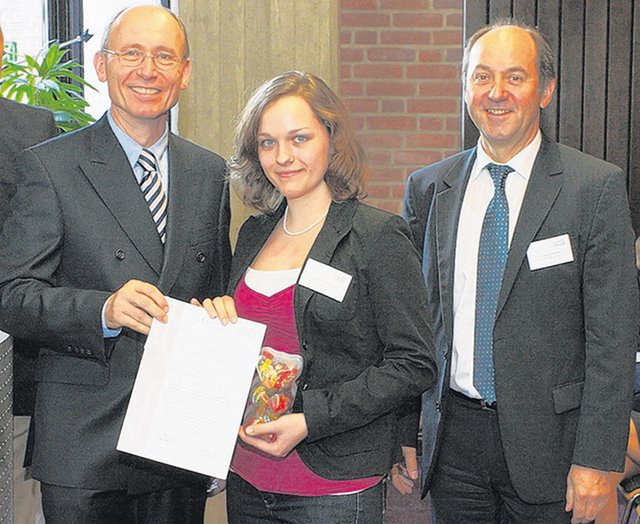 Ann-Kathrin Furtmann erhielt die Urkunde von Rektor Univ.-Prof. Dr. med. Dr. phil. Hans Michael Piper (links) und Dr. Reinhard Schneider, Vorstandsvorsitzender der Dr. Hans Riegel-Stiftung (rechts).