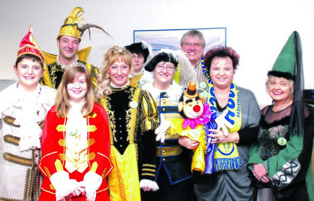 Besuch der Redaktion: v.l. Kinderprinz Umut I. und Prinzessin Nicola I., dahinter das Prinzenpaar Olaf I. und Kerstin I., die Adjutanten Antje und Mariola, die Redaktion des STADTSPIEGEL, Roland Römer und Dr. Anja Pielorz sowie Ingrid Scheller