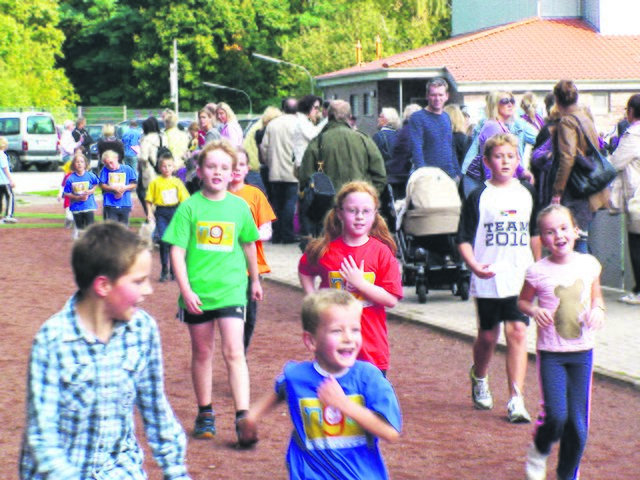 Die Mädchen und Jungen von der Nikolaus-Groß-Schule legten sich beim Sponsorenlauf mächtig ins Zeug, um möglichst viel Geld für ein neues Klettergerüst zusammenzubekommen. Diese Mission ist ihnen gelungen! Foto: privat