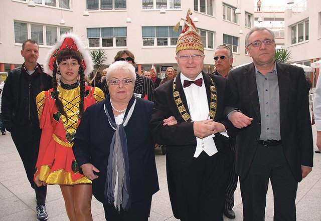 Helmut Scherer (2.v.r.) mit seinen neuen Ordensrittern und Tanzmariechen Jasmin.