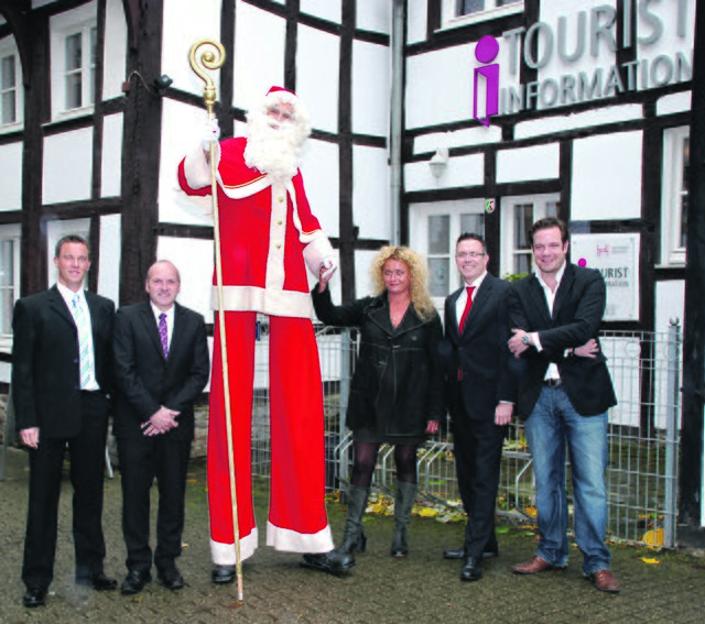 Freuen sich auf den Weihnachtsmarkt: (v.l.) Thomas Alexander, Volksbank Srockhövel e.G., Georg Hartmann, Geschäftsführer Hattingen Marketing, Katja Hillesheim, Projektleiterin, Udo Schnieders, Sparkasse Hattingen und Stefan Dorster, Centermanager Reschop-
