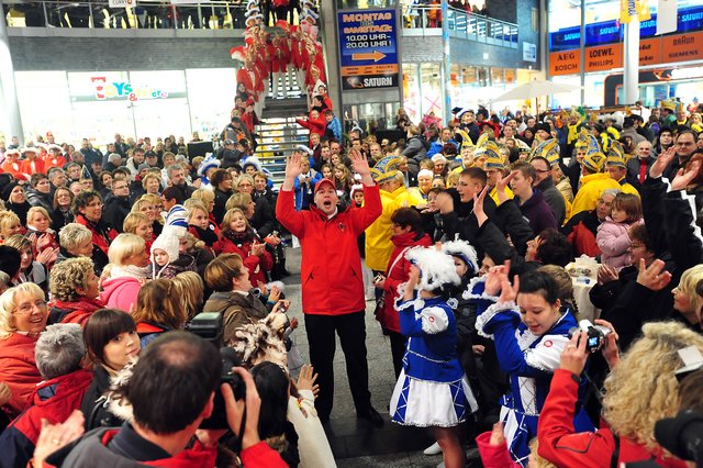 Alle Fotos : Heinz Holzbach. Prinz Michael, der Flammende, wird von einer begeisterten Narrenschar in der Neuen Mitte empfangen.