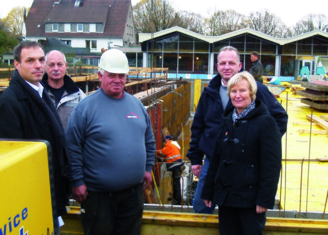 Stolz auf auf ihren Bad-Bau sind Architekt Dirk Neugebauer, Bauleiter Antonio Cicciu, Schwimmmeister Siegfried Hüser sowie Marco Patruno von der Waltroper Stadtverwaltung und Bürgermeisterin Anne Heck-Guthe.
