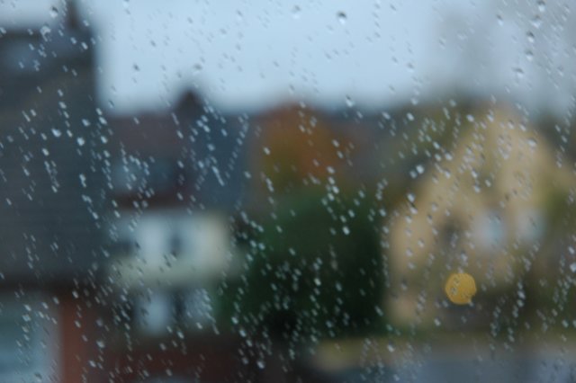 Was tun, wenn der Regen an die Scheibe prasselt? Foto: Jörg Terbrüggen