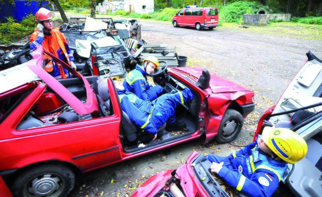 Die Aufnahme der Unfallsituation und die schnelle und sichere  Bergung der Verletzten stehen bei dieser Übung im Vordergrund. | Foto: Winkler