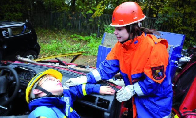 Ist die verletzte Person ansprechbar oder ohne Bewusstsein - das muss dem Einsatzleiter gemeldet  werden. | Foto: Winkler