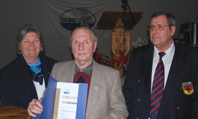 v.l. Präsidentin,  Anne Feldmann, Anton Schelle und Bez.Vors. Werner Dommes