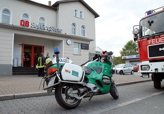 Vor fast genau einem Jahr - im November 2009 - war es ein herrenloser Koffer, der am Bahnhof Neheim-Hüsten für einen Einsatz sorgte. Foto: Archiv/FAL