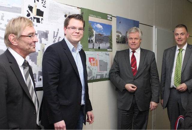 Bürgermeister Dr. Peter Paul Ahrens, SPD-Fraktions-Vorsitzender Mike Janke, Sparkassen-Vorstandsvorsitzender Dr. Christoph Krämer und Baudezernent Olaf Pestl (v. l.) diskutierten in der SPD-Fraktion das Thema Schillerplatz.
