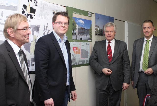 Bürgermeister Dr. Peter Paul Ahrens, SPD-Fraktions-Vorsitzender Mike Janke, Sparkassen-Vorstandsvorsitzender Dr. Christoph Krämer und Baudezernent Olaf Pestl (v. l.) diskutierten in der SPD-Fraktion das Thema Schillerplatz. | Foto: Hilde Goor-Schotten