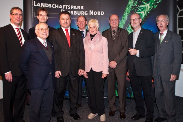 Die Preisträger des Goldenen Hahns aus den Vorjahren zusammen dem aktuellen Preisträger Clemens Willmeroth und den Vorsitzenden der SPD Meiderich Bruno Sagurna und Volker Frings-Wikker und dem Alt-Bezirksbürgermeister Willi Jankowski