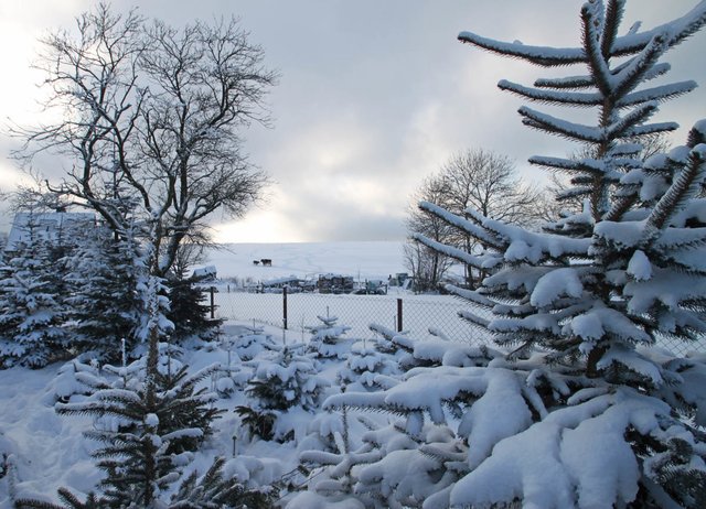 Erste neue Schneewolken tauchen auf über den Höhen von Kesbern