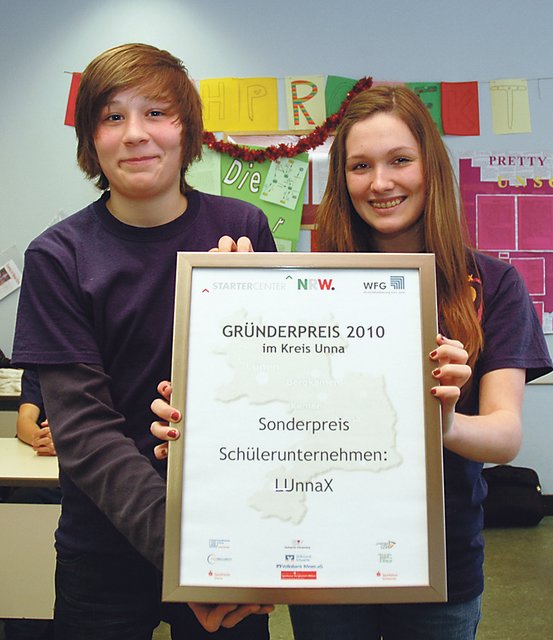 Der Sonderpreis der Wirtschaftsförderung beinhaltet nicht nur eine Urkunde, die hier Luca und Anna präsentieren, sondern spülte auch das erste Geld in das Schülerunternehmen „LUnnaX“. 500 Euro gewannen die PGU-Schüler.