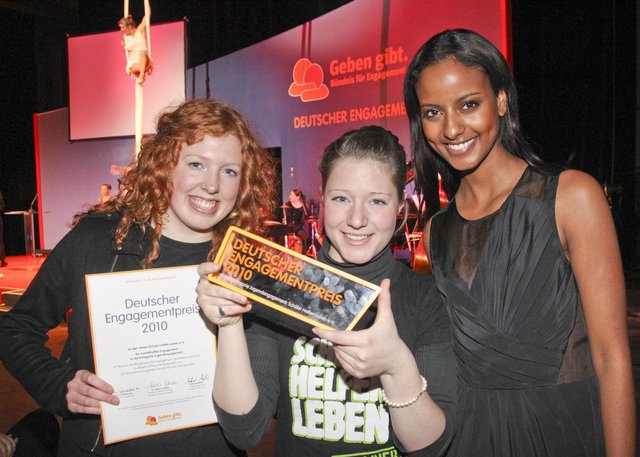 Fotomodell Sara Nuru verleiht den Jugend-Sonderpreis an die Initiative "Schüler helfen leben" | Foto: www.geben-gibt.de - Deutscher Engagementpreis 201o