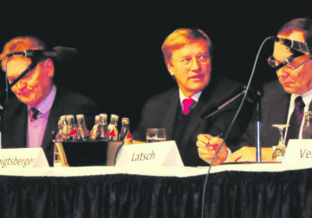Manfred Flore (Oberhausener BI Betuwe), NRW-Verkehrsminister Harry Voigtsberger (mitte) und Vertreter der Deutschen Bahn. Reiner Latsch. Foto: Heinz Kunkel.