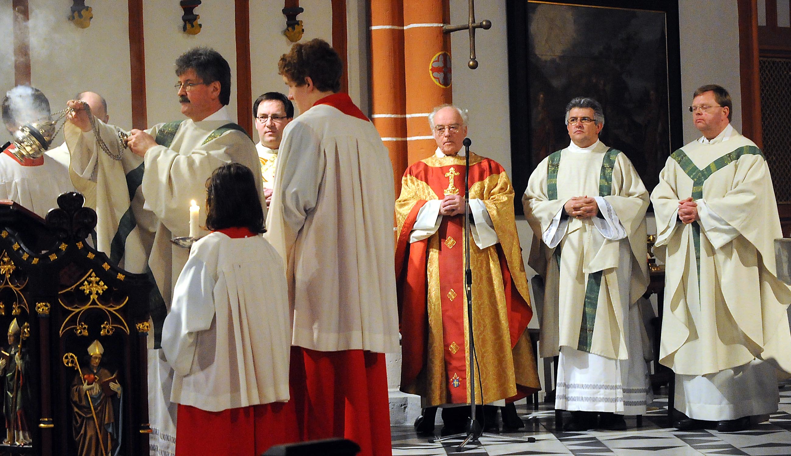 Pfarrer Franz Günter Aengenheyster (3.v.r.) feierte am Samstag in Kranenburg sein Goldenes Priesterjubiläum. Foto: Heinz Holzbach