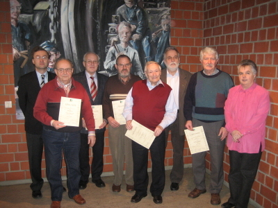 Die Vorstandsmitglieder Ewald Zmarsly, Wolfgang Menne und Ute Backensstoss mit den Jubilaren Manfred Hertwig, Heinz Winkler, Peter Lohmer, Manfred Bittner und Wilfried Gollnick.
