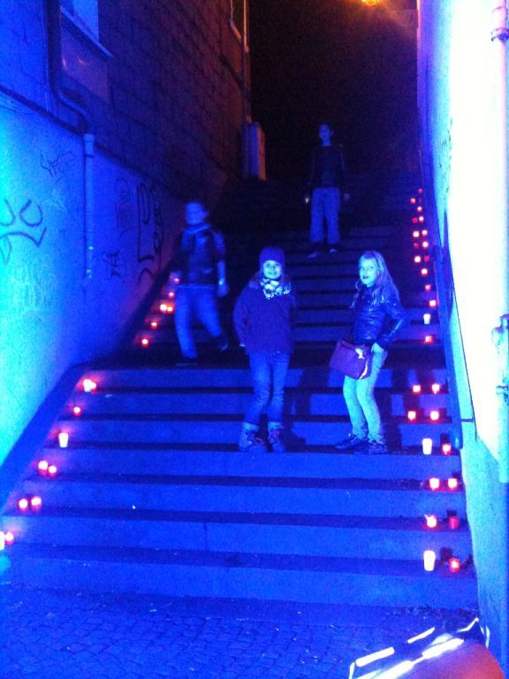 Auch die Treppe von der Hauptstraße zum Wiemhof erstrahlt in kühlem Blau.