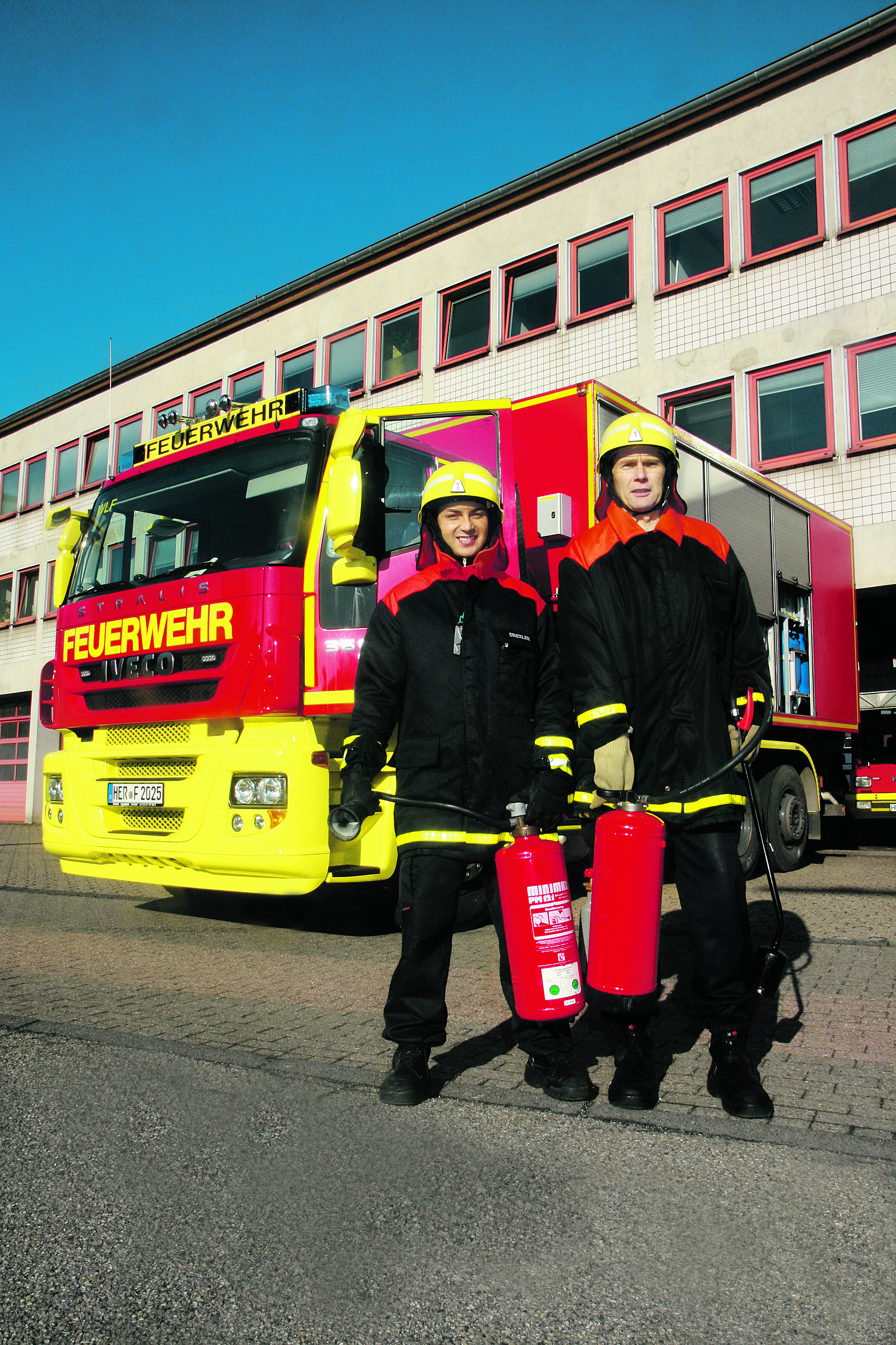 Brandmeister Dirk Drexler und Oberbrandmeister Udo Teshmer vor dem „brandneuen“ Wechsellader-Fahrzeug. Der LKW wird in der Wanner Wache stationiert. Fotos: Erler