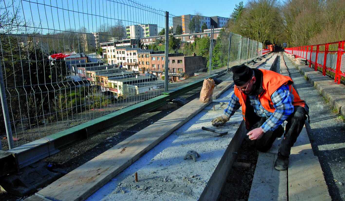 In der Mitte der Brücke liegen schwere Betonteile, an denen ein Gerüst befestigt wird damit das Gesimse erneuert werden kann.