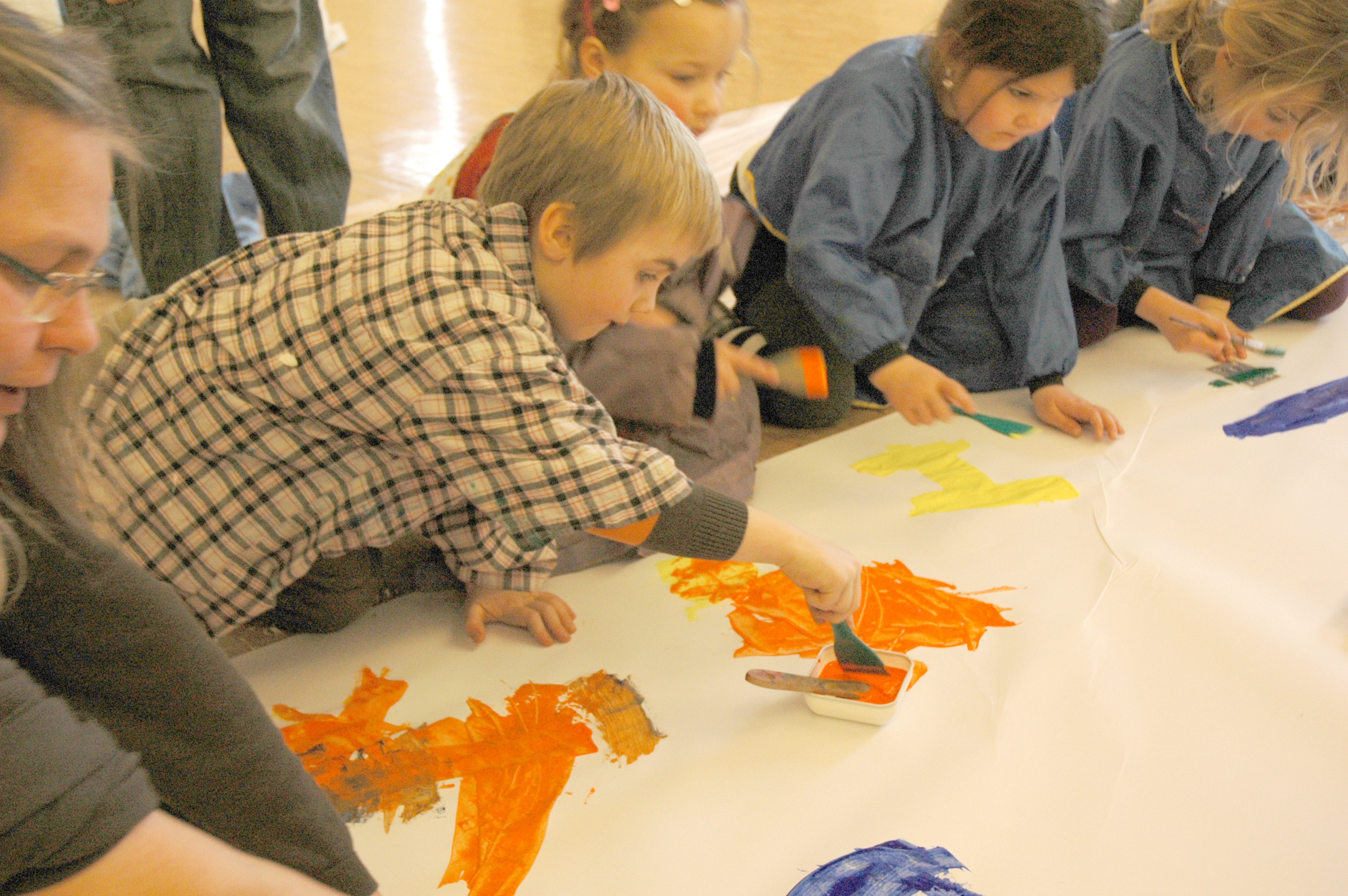 Höhepunkt des Museumsbesuchs: die Kinder durften selbst malen (Mehr Bilder in der Bildergalerie). Foto: Jörg Terbrüggen