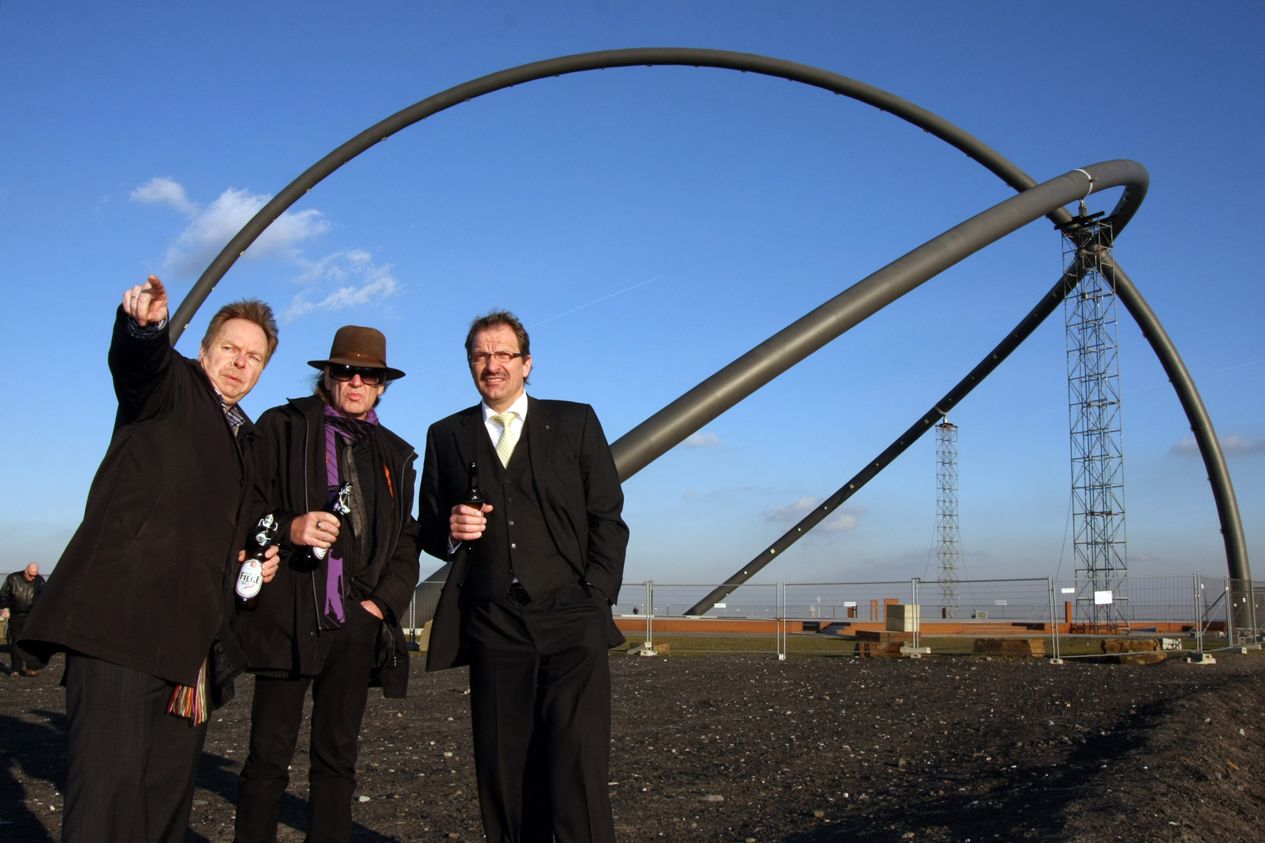 Stadtbaurat Volker Lindner, Udo Lindenberg und Prof. Dr. Hans-Peter Noll, Vorsitzender der RAG MI-Geschäftsführung, auf der Halde.