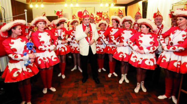 Natrülich durften bei der Jubiläumssoirée auch die Tanzgarden nicht fehlen. Foto: Heinz Holzbach