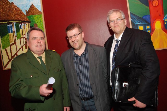 Bezirksbeamter Wolfgang Meier, Markas Pille-Schowe und Bürgermeister Hans-Josef Vogel lasen den Schülern zur Lesenacht vor. Fotos: Albrecht