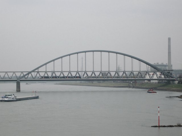 Die Eisenbahnbrücke bei Düsseldorf-Hamm.