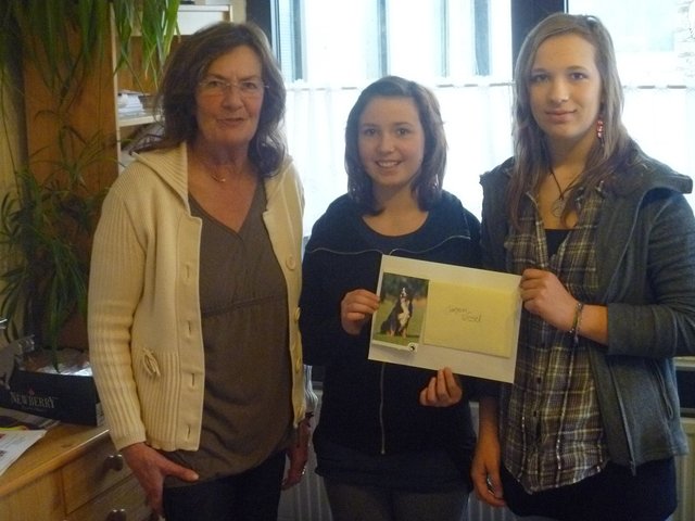 Frau Alefs vom Tierheim Wesel mit Marie und Charis