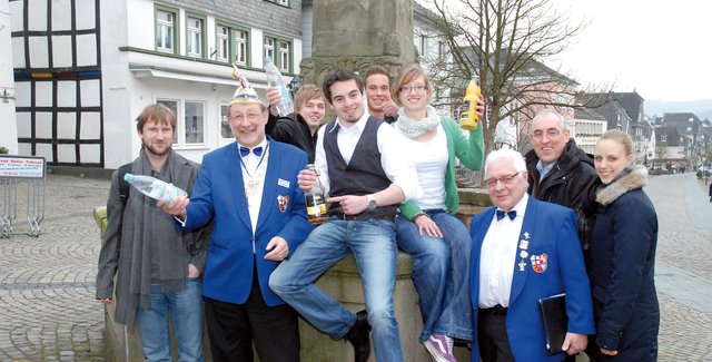 Karnevalsprinz Heiko M. Kosow mit Vereinskollegen, Vertretern der Stadt Arnsberg und den Schülersprechern in Arnsberg. Foto: Albrecht