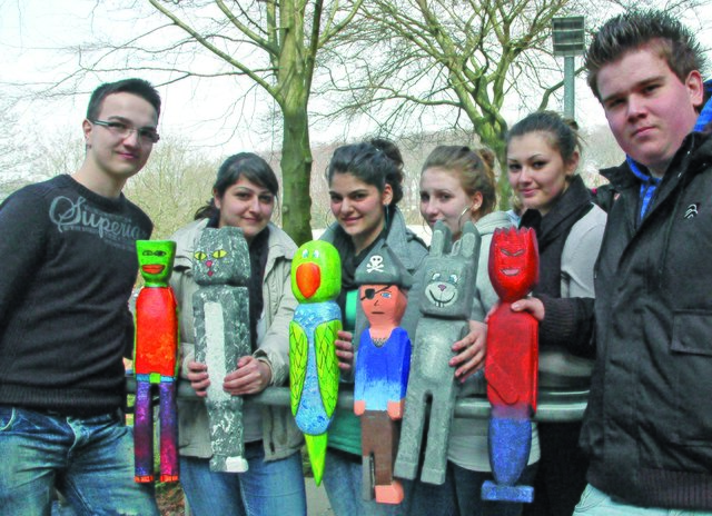 Ein Halbjahr arbeiteten 30 Schüler der Gesamtschule Velbert-Mitte an dem Projekt „Wir sitzen alle in einem Boot“, zu der nicht nur die bunten Figuren, sondern auch Texte und Gedichte gehören.