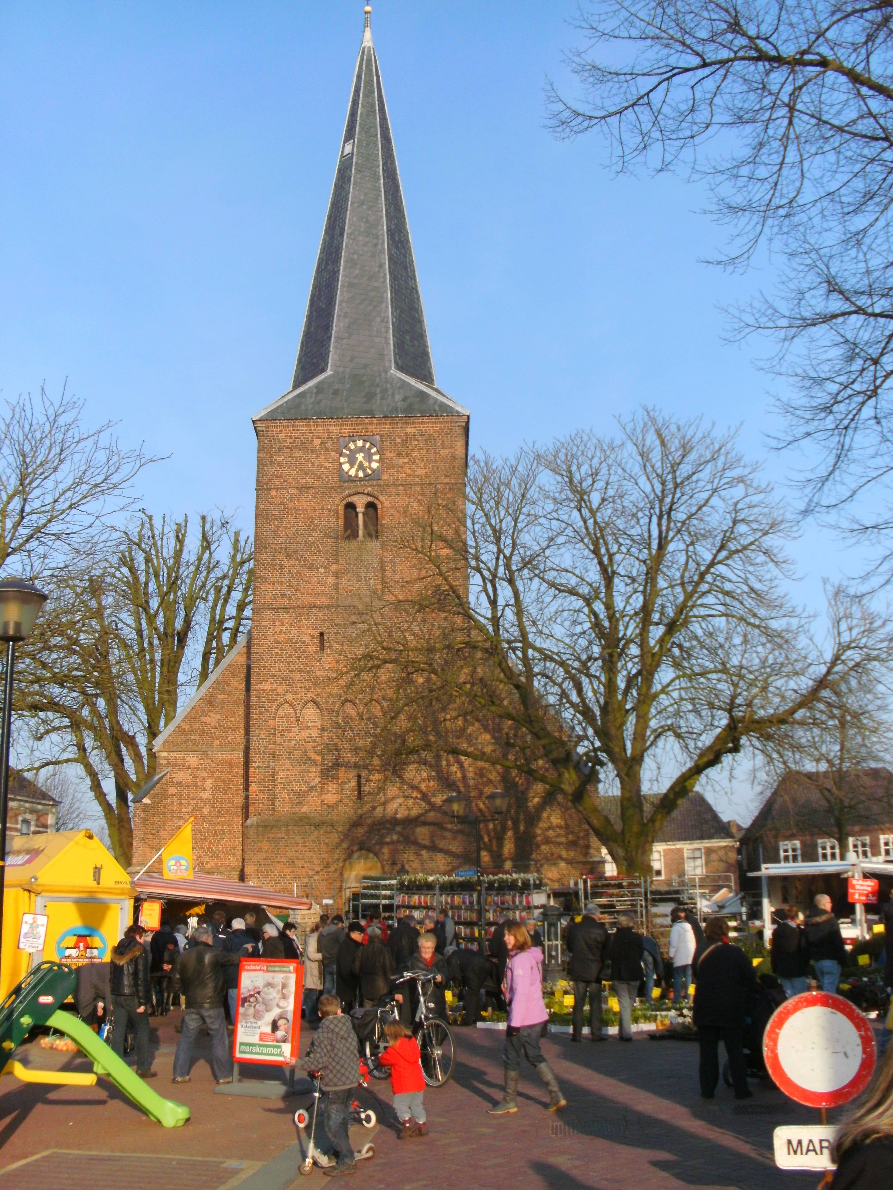Die DORPKERK im Zentrum des Marktes in DINXPERLO