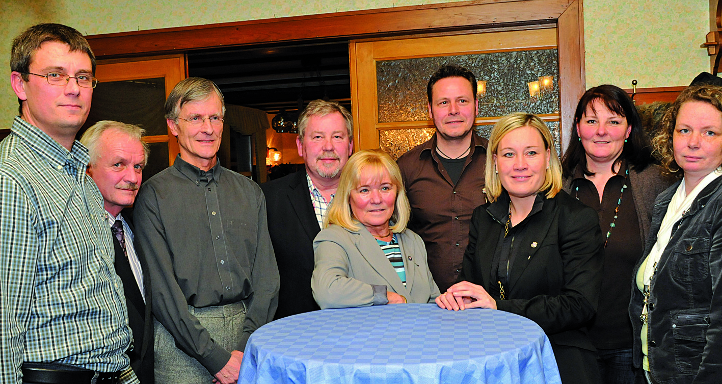 Wurden für Vereinstreue geehrt (von links): Markus Thelen, Michael Rhode, Klaus Kollmeier, Peter und Ingrid Molsberger, Thomas Schramm, Dörte Kubessa, Cornelia Fischer und Bettina Stüken-Thelen.