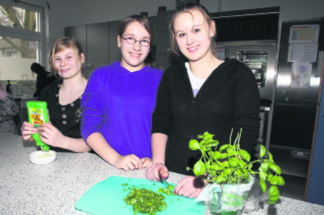 Eva-Maria (12 Jahre) und die beiden 13-Jährigen Michelle und Ann-Christin waren fleißig bei der Arbeit, als der Stadtspiegel zu Besuch war. Foto: Gerd Kaemper