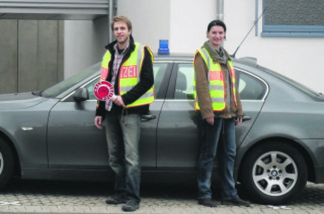 Die Polizeioberkommissare im Dienst mit Kelle, Warnweste und Kojak-Blaulicht. Wer die beiden Gelsenkirchener so antrifft, dürfte gegen Gesetz und Ordnung verstoßen haben. Foto: Polizei Köln
