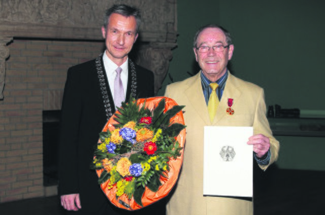 Die Verdienstmedaille des Verdienstordens der Bundesrepublik Deutschland hat Oberbürgermeister Frank Baranowski Gerhard op de Weegh überreicht. Der Gelsenkirchener erhielt die Auszeichnung als Anerkennung für sein soziales Engagement. Foto: Gerd Kaemper