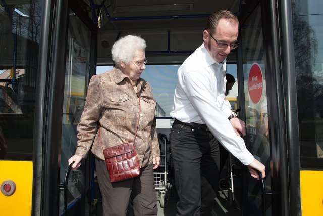 Rolf Hensel (MVG/Kundenmanagement) hilft Ursula Wintjes (83 Jahre).