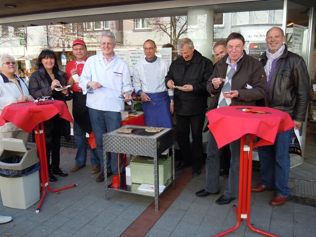 Im Beisein von Heiner Schmidt (3. v. l.) und Axel Raabe (4. v. l.) probierten Mitglieder des Festkomitees die Jubiläums-Bratwurst.