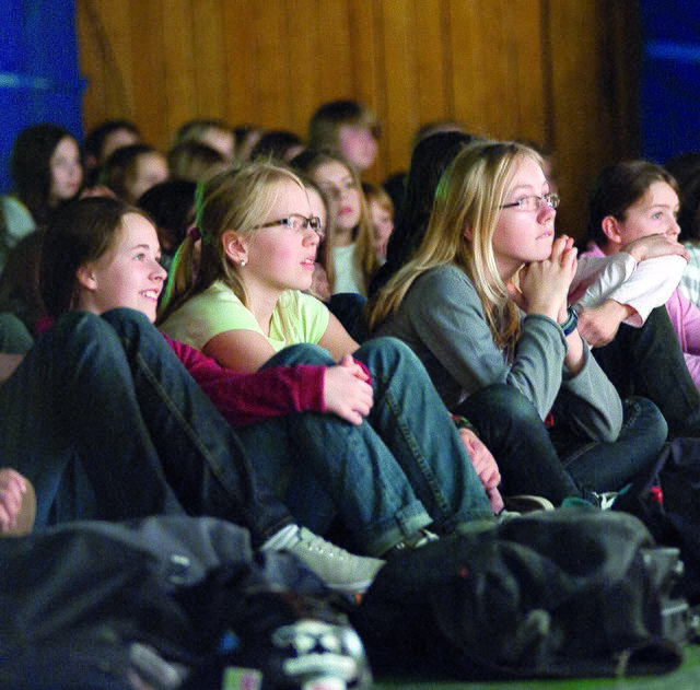 Fasziniert beobachteten die Schüler die Schauspieler.