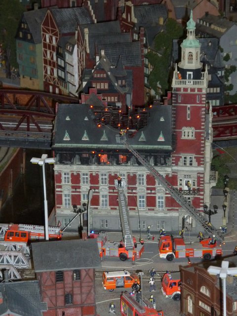 Miniaturwelten   Haus brennt