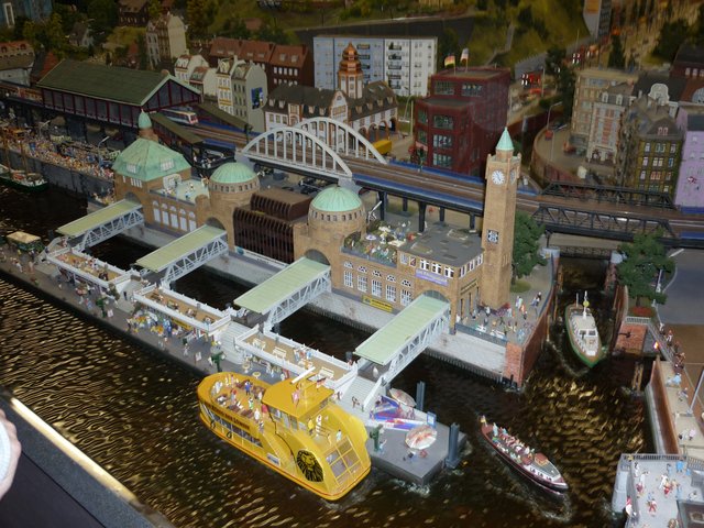 Miniaturwelten   Landungsbrücken mit "Elbebus"