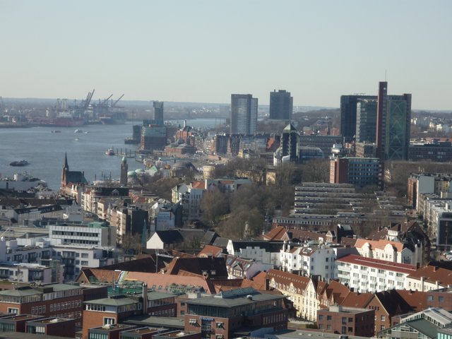 Elbe mit St.Pauli Landungsbrücken (in der Bucht)